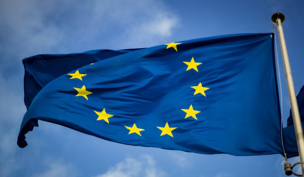 EU-Flagge vor dem Europäischen Parlament in Brüssel als Symbol für den AI Act