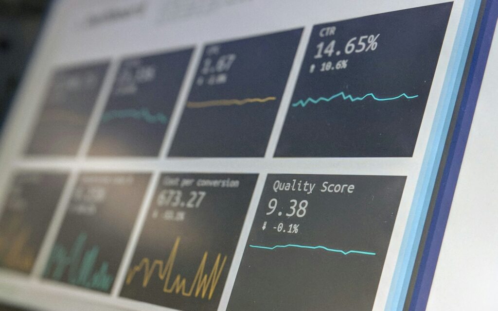 Monitor mit Auswertungen und Kennzahlen