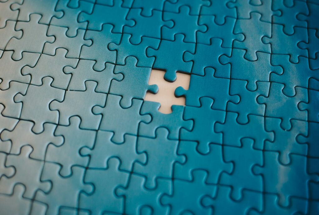 Puzzle mit fehlendem Teil als Sinnbild für Messlücken bei der Attribution ohne Cookies
