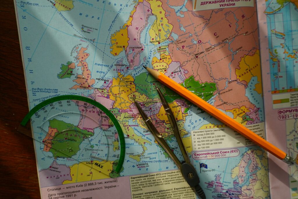 Europakarte mit Zeichenwerkzeugen zur Planung von Regionaltests für die Attribution ohne Cookies