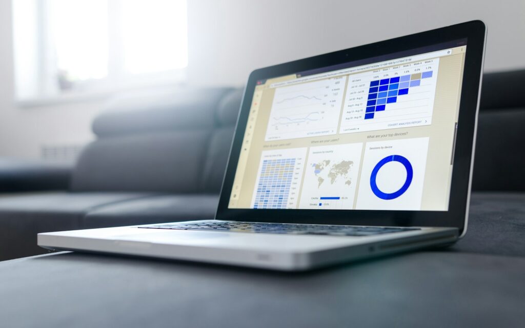 Geöffneter Laptop mit Datenansicht