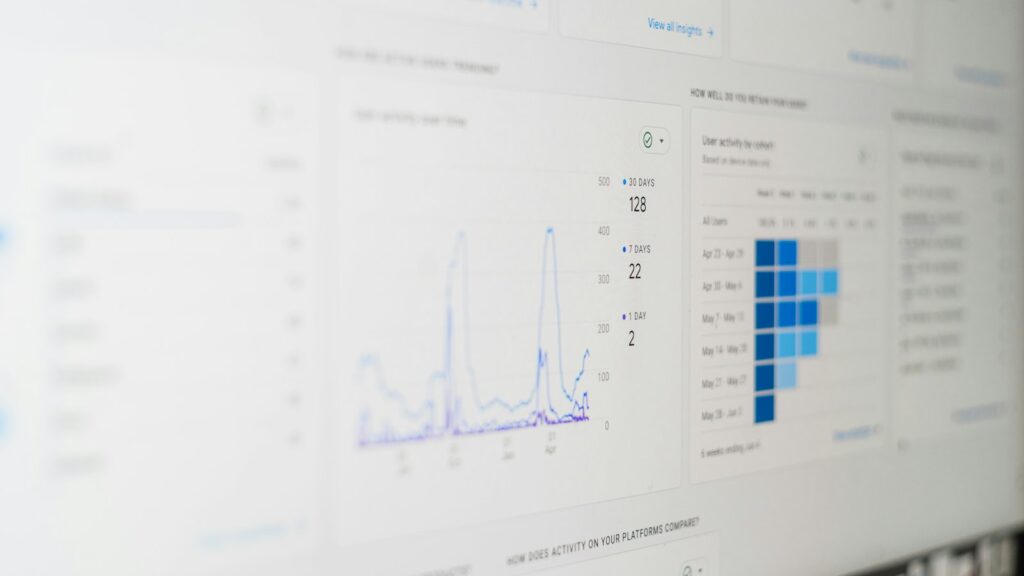 Analyse-Dashboard auf einem Bildschirm zeigt Kundendaten – Entscheidungshilfe für CDP oder CRM