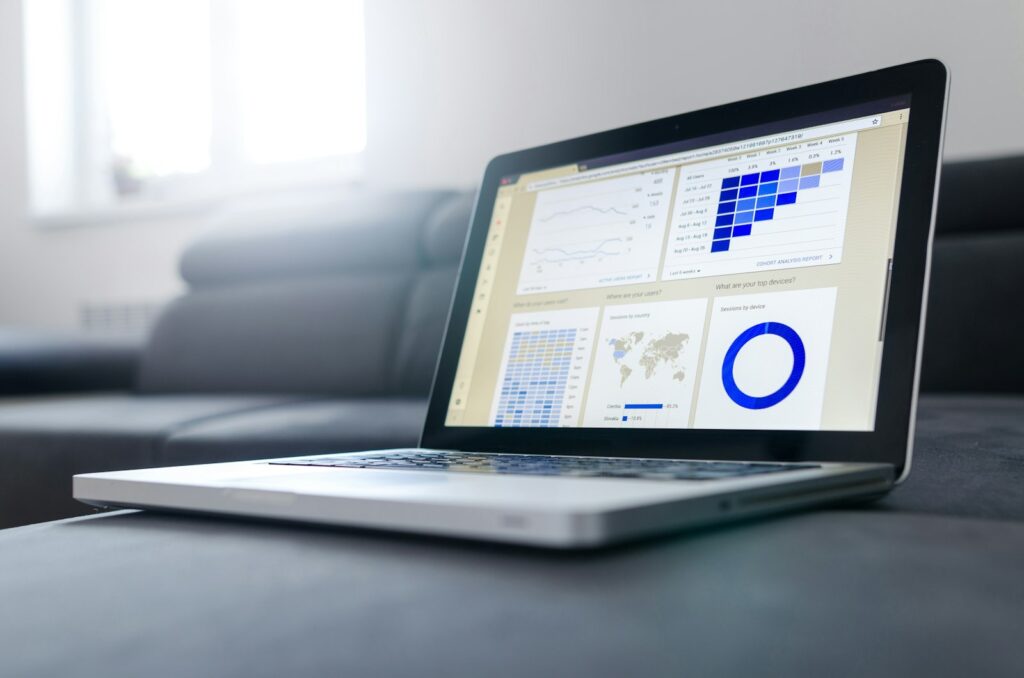 Laptop mit Statistiken auf dem Sofa – Auswertung, welche Formate aus dem Content Recycling wirken