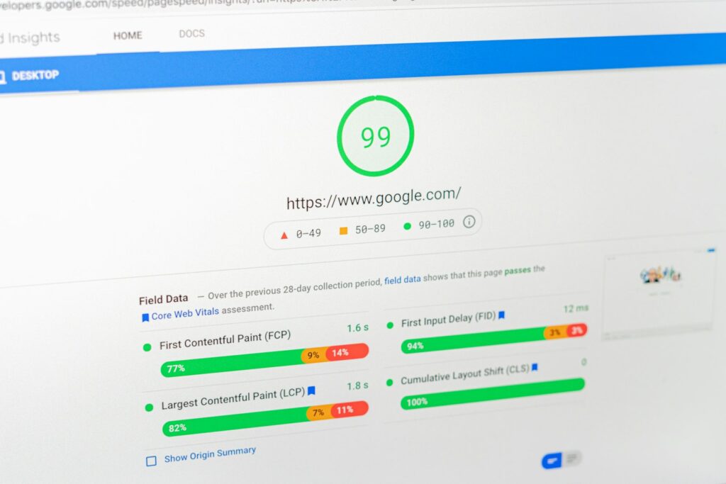 Laptop zeigt einen PageSpeed-Insights-Wert von 99 als Ergebnis guter Core Web Vitals