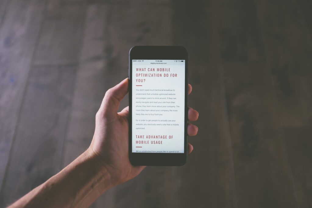 Person hält ein Smartphone und testet die mobile Website auf gute Core Web Vitals