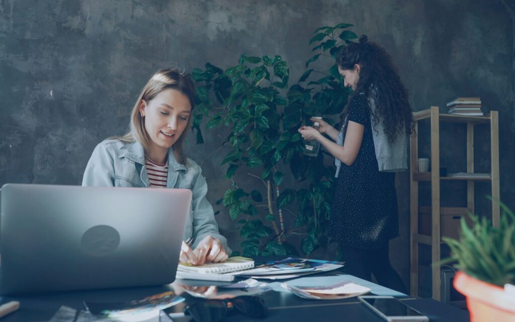 Zwei Frauen arbeiten gemeinsam in einem kreativen Büro