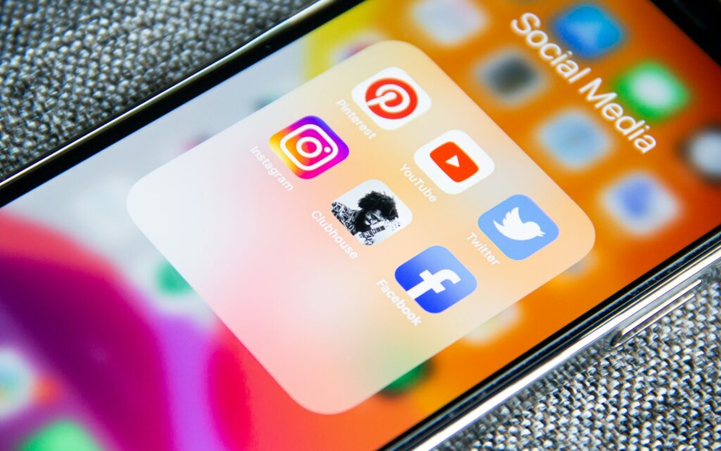 Social-Media-App-Icons auf einem Smartphone-Bildschirm
