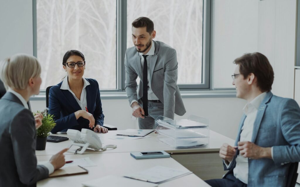 Fachleute arbeiten an einem Konferenztisch zusammen