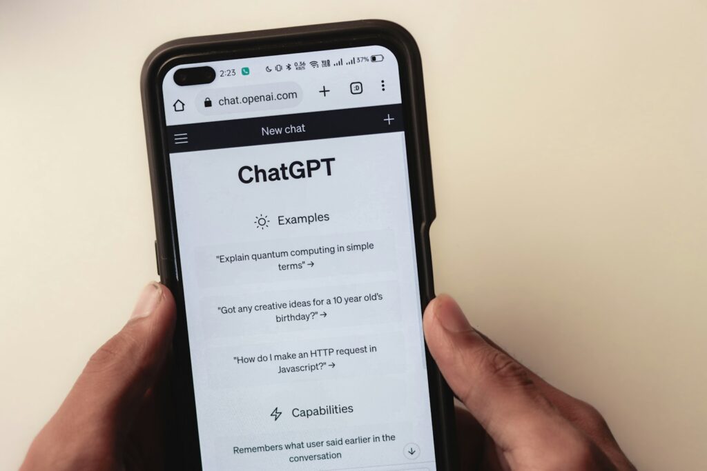 Smartphone mit geöffnetem ChatGPT-Chat als Beispiel für Generative Engine Optimization