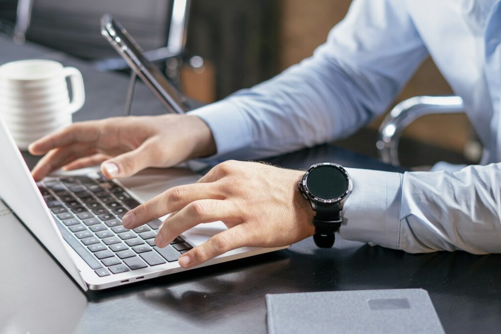 Person am Laptop dokumentiert Ergebnisse aus dem Prompt-Monitoring für Generative Engine Optimization