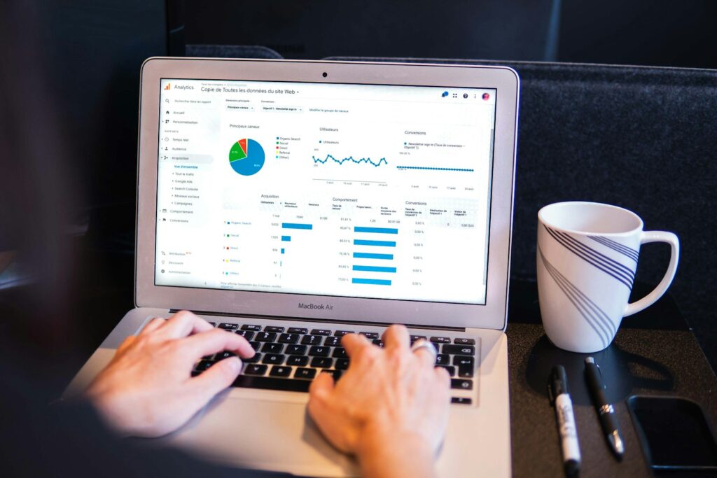 Laptop mit Google-Analytics-Bericht als Beispiel für Spezialisierung in der Karriere im Marketing