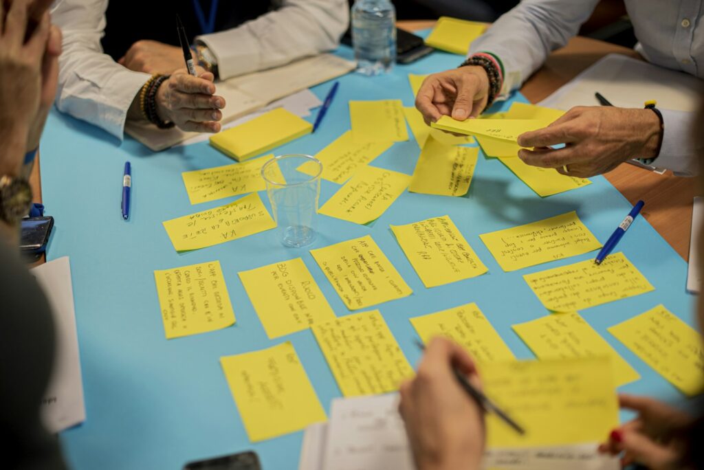 Workshop mit Haftnotizen als Übungsfeld für die Führungslaufbahn in der Karriere im Marketing