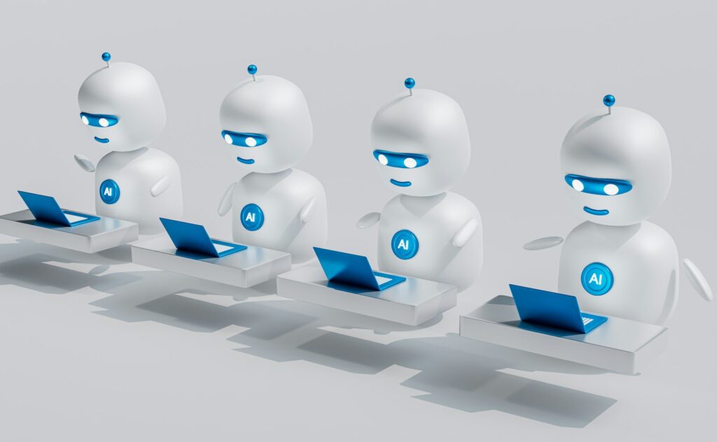 Kleine weiße Roboter auf Laptops als Sinnbild für KI-Agenten, die Marketingaufgaben übernehmen
