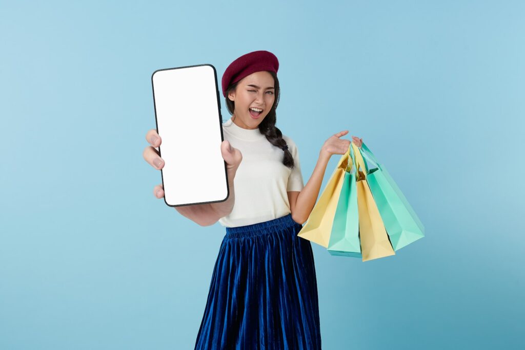 Frau mit Tablet und Einkaufstüten – KI-Personalisierung im Onlinehandel braucht klare Datenschutzregeln