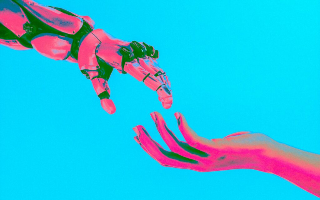 Roboterhand und menschliche Hand strecken sich einander entgegen