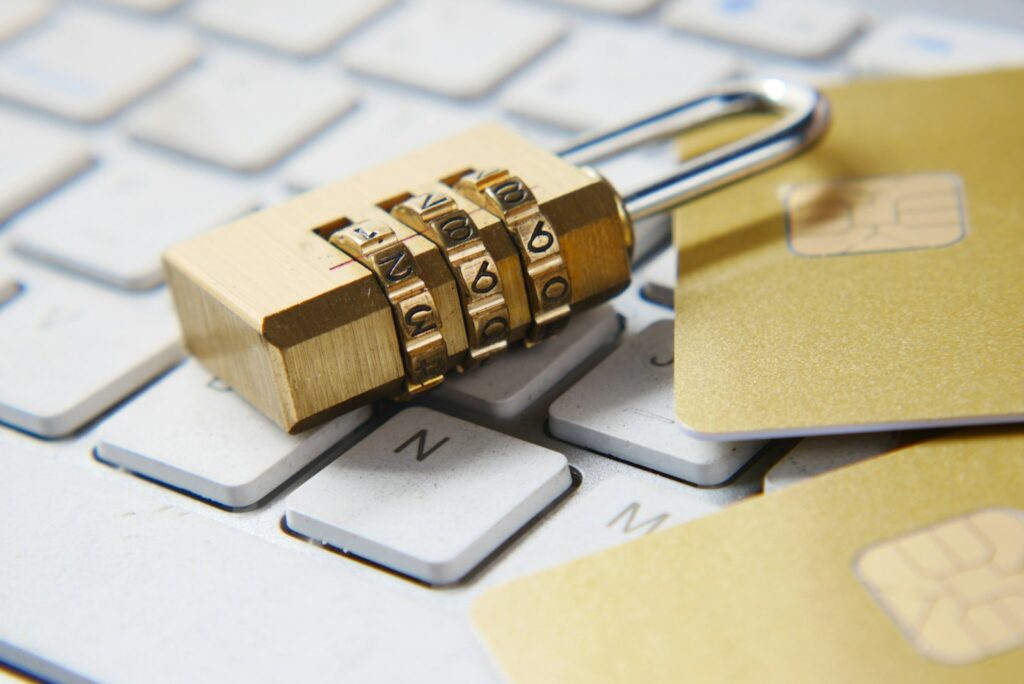 Goldenes Vorhängeschloss auf einer Tastatur als Symbol für datensparsame KI-Personalisierung