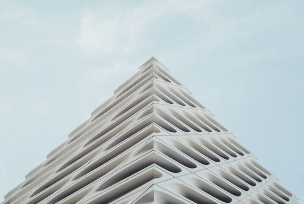 Abstrakte weiße Fassadenkante eines modernen Gebäudes als Sinnbild für eine klare Markenarchitektur