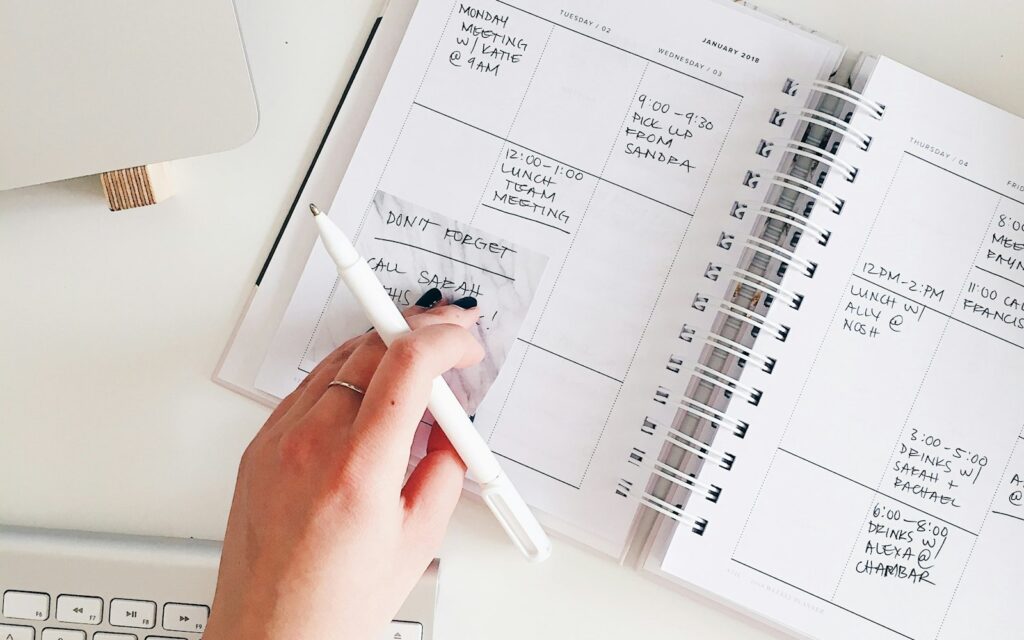Notizblock und Stift von oben fotografiert