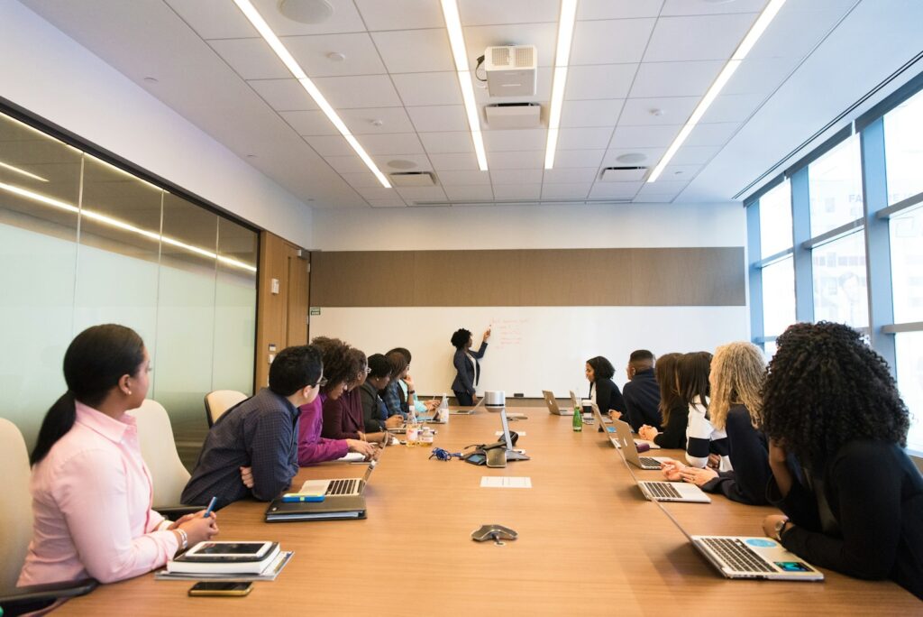 Neue Marketingleitung spricht am Konferenztisch mit dem Team