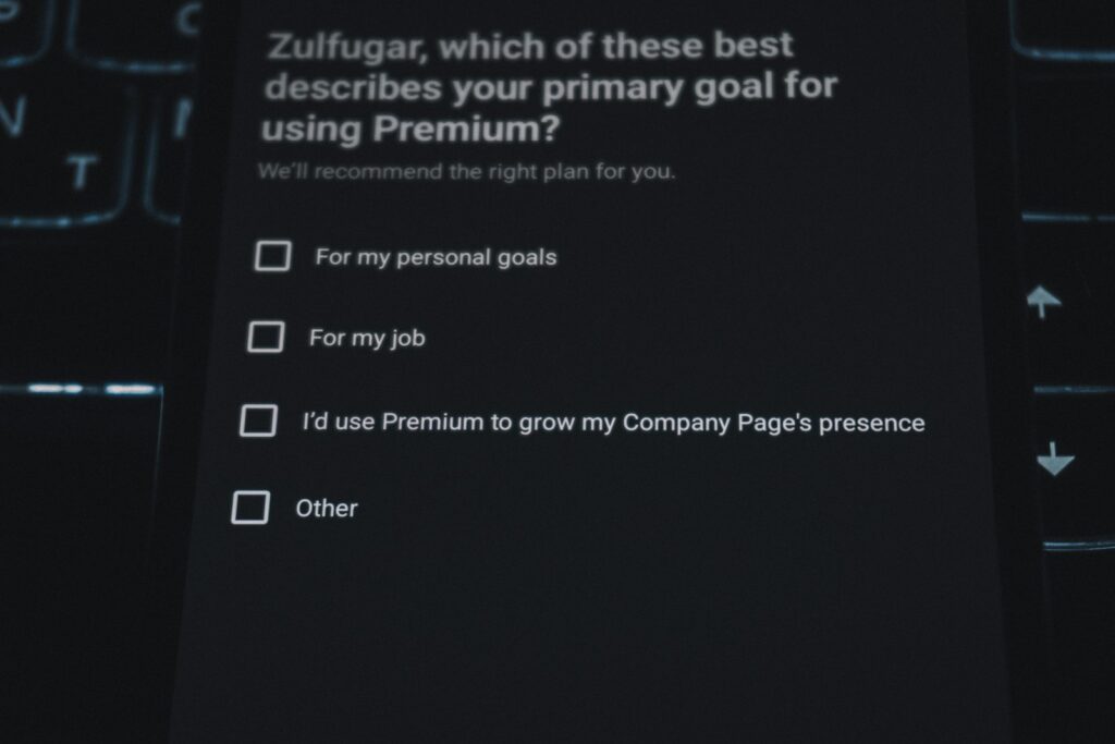 Bildschirm mit einer Umfrage zu Abonnementzielen als Beispiel für Frageformulierungen in Marketingstudien