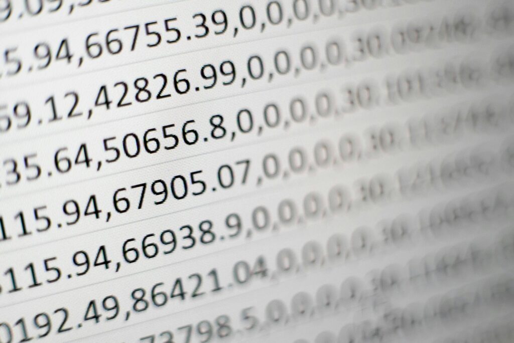 Weißes Papier mit Zahlenreihen als Sinnbild für die Datentabellen hinter Marketingstudien