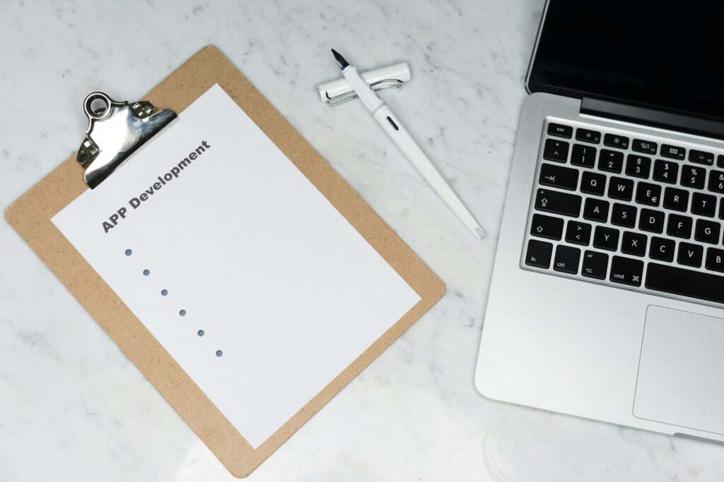 Notizliste neben einem Schlüssel als Symbol für die Inventur im Martech-Stack