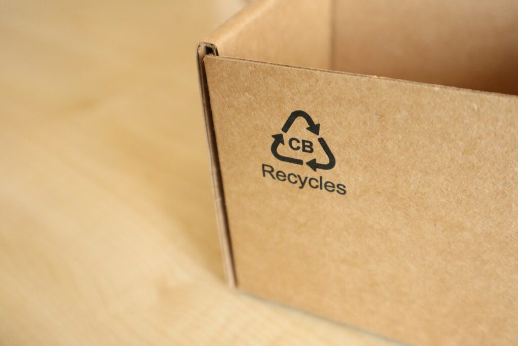 Karton mit Recycling-Symbol als Beispiel für Umweltaussagen, die im Purpose Marketing belegbar sein müssen