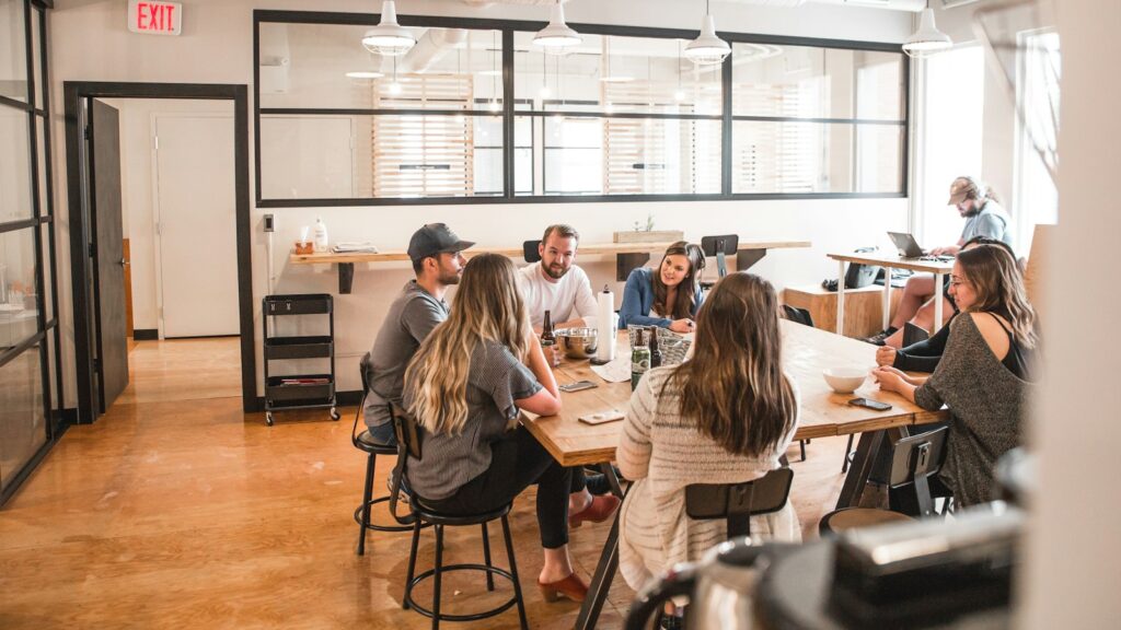 Kolleginnen und Kollegen diskutieren am Besprechungstisch, ob ihr Purpose Marketing im Alltag trägt