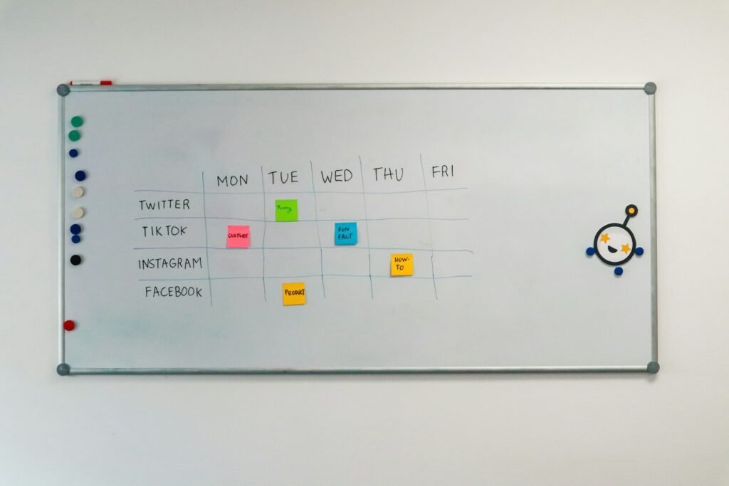 Whiteboard mit Haftnotizen zur Social-Media-Planung als Einstieg beim Quereinstieg ins Marketing