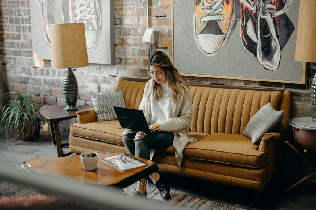 Frau arbeitet am Laptop an Arbeitsproben für ihren Quereinstieg ins Marketing