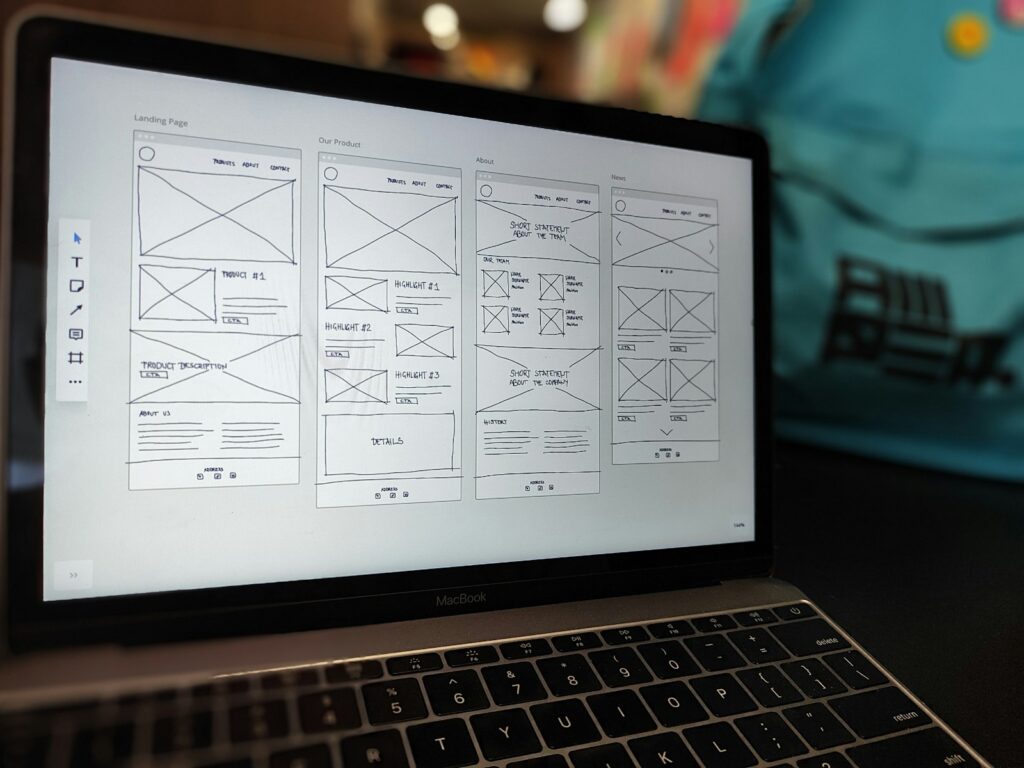 Website-Wireframe auf einem Laptop im Büro beim Rebranding planen und Vorbereiten des Domainumzugs