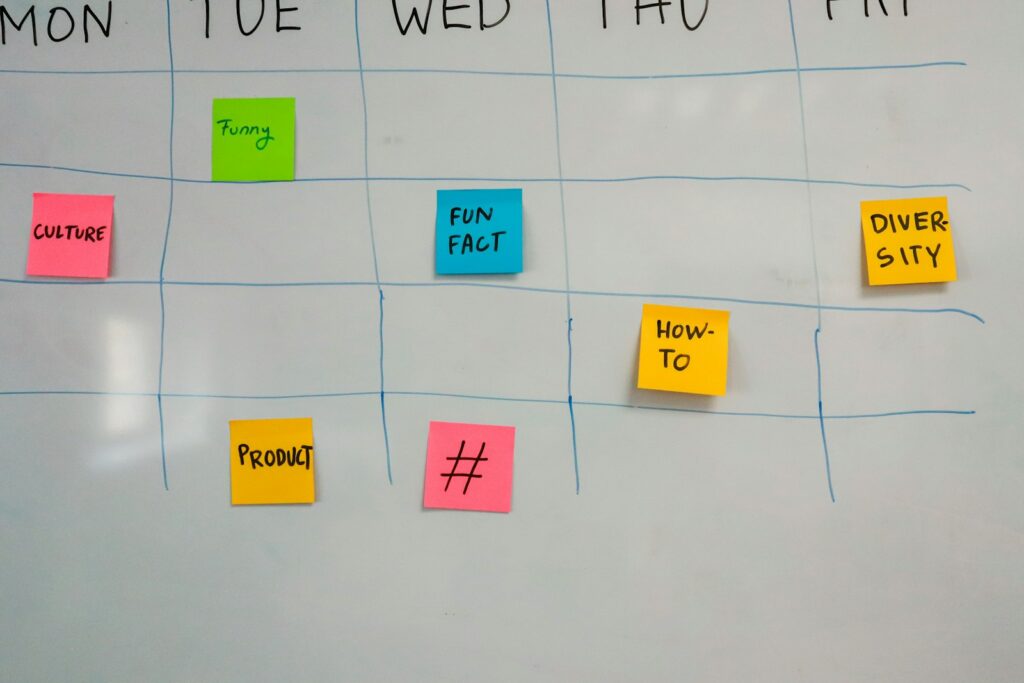 Whiteboard mit Haftnotizen zur Content-Planung – so kannst du einen Redaktionsplan erstellen und Themen clustern