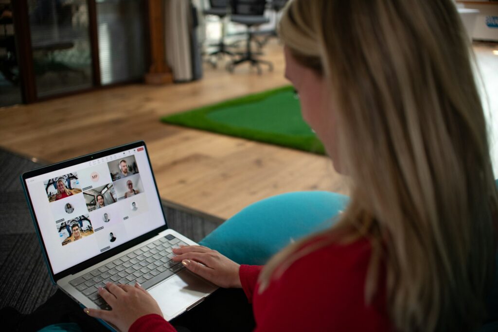 Frau arbeitet am Laptop in einer Videokonferenz als Teil von Remote Leadership
