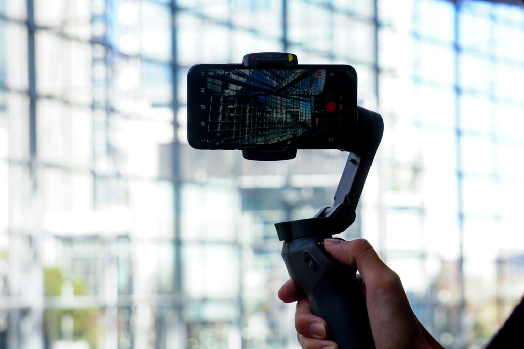 Smartphone auf einem Gimbal-Stabilisator für ruhige Aufnahmen im Short-Form-Video B2B
