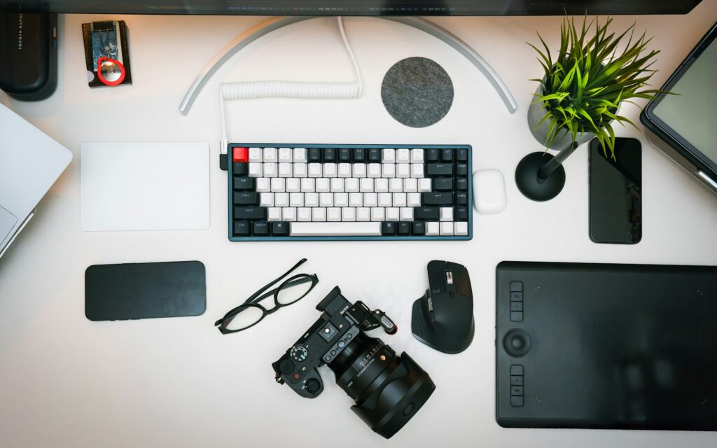 Schreibtisch mit Kamera, Tastatur und Maus