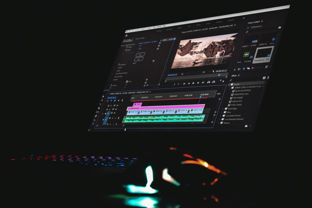 Bildschirm mit Videoschnittprogramm, Zeitleiste und Vorschaufenster beim Schneiden kurzer B2B-Clips
