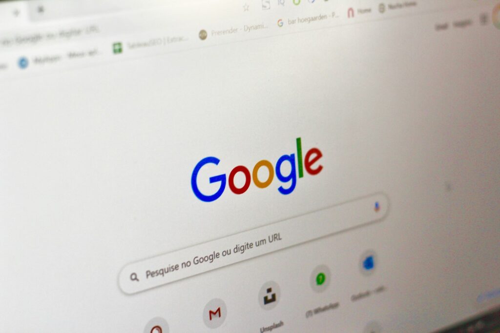 Computerbildschirm mit Google-Suchergebnisseite, auf der eine Zero-Click-Suche die Antwort direkt liefert